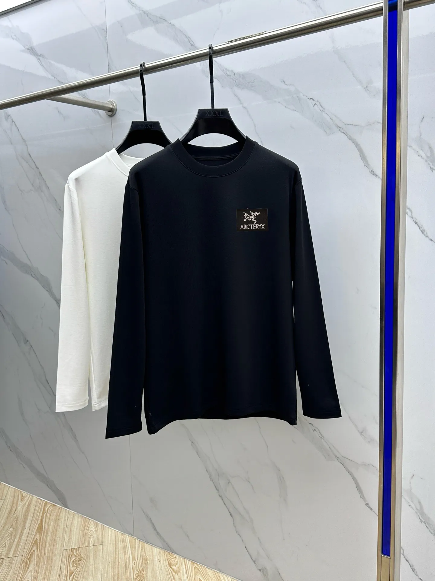 P190 Stonebird 2025 autumn and winter counter new fashion casual bottoming shirt long-sleeved T-shirt, fabric 280 grams Selected imported high-density double yarn 100% cotton fabric, made with exquisite original logo, excellent in comfort and breathability, soft, wrinkle-resistant, elastic and drapey. It is very handsome whether worn alone or as an inner layer. It is in line with men's practical dressing habits and pursues luxury, noble and elegant style, creating extraordinary men's taste. The visual effect is very good, the grade is very high, simple and fashionable, a must-have choice for leisure and business! Size: M-3XL